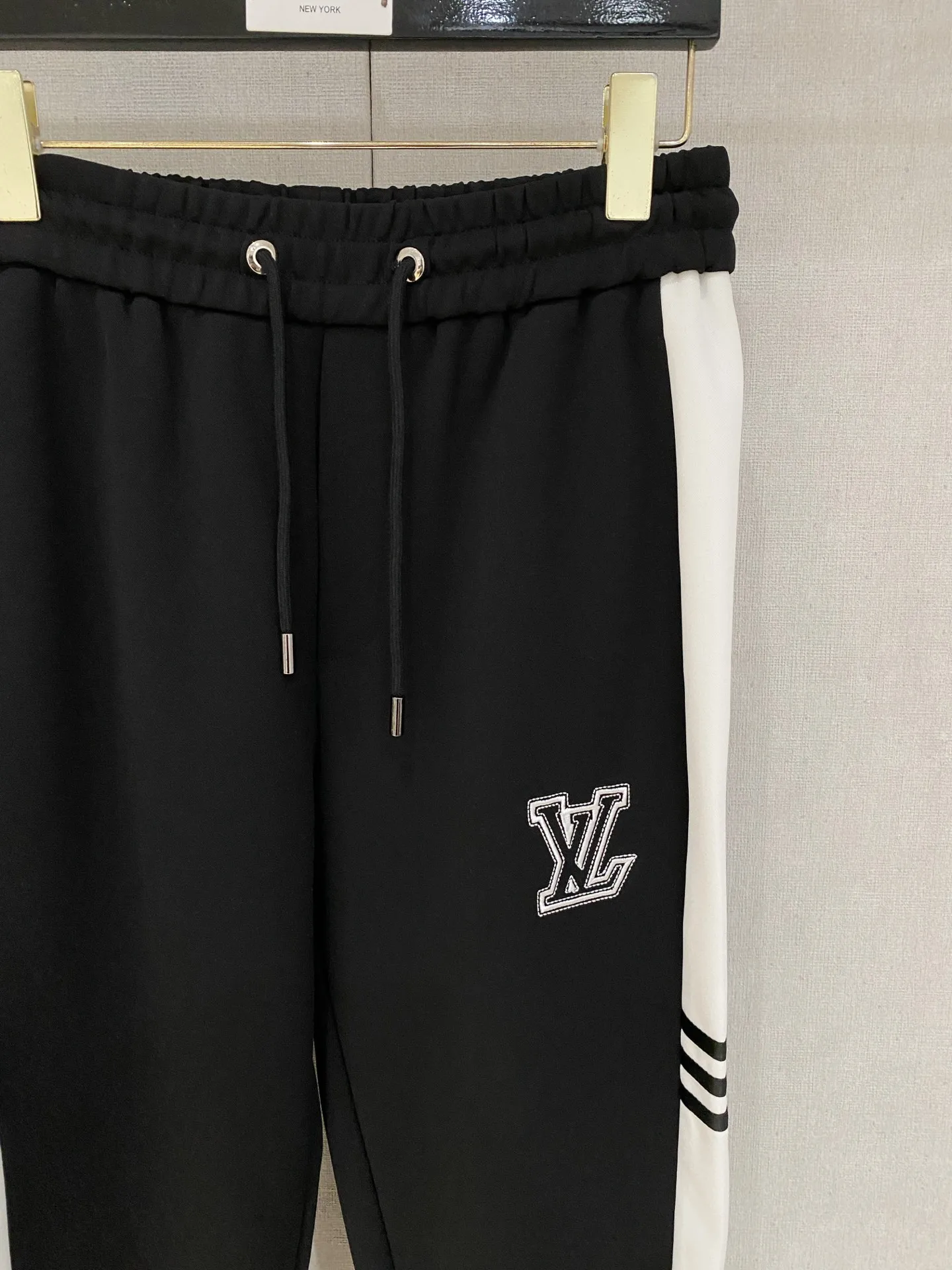🅿️720 LV hot-selling suit is coming. Focus on the original version of the official website. 2025 new hot-selling cardigan suit. The original order is the best. 🇭🇰The meticulous work of top designers. It has a fitting and perfect upper body effect. All-natural high-quality Tencel Roman cotton 100%, close-fitting comfort, noble and elegant! Original hardware embodies elegance and nobility! Counter size: M-3XL (maximum wear up to 190 pounds)